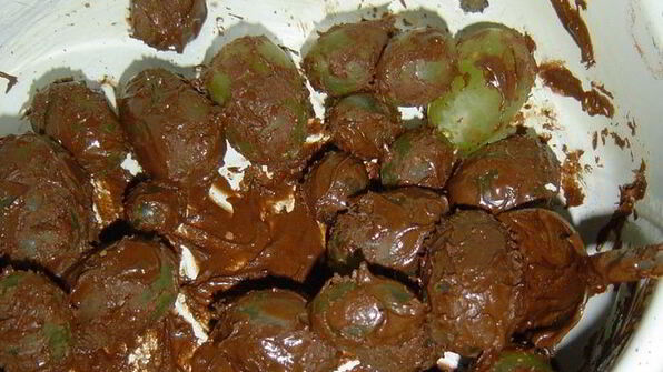 десерт из винограда и шоколада трюфельки