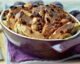 Хлебный яблочный пудинг с белым шоколадом