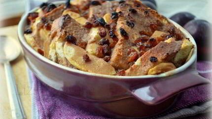 Хлебный яблочный пудинг с белым шоколадом