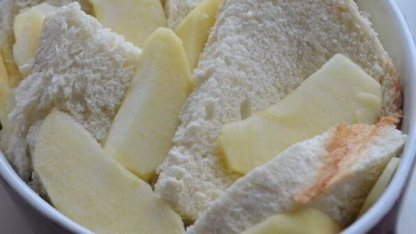 хлебный яблочный пудинг с белым шоколадом