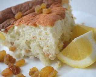 Классический английский рисовый пудинг с изюмом