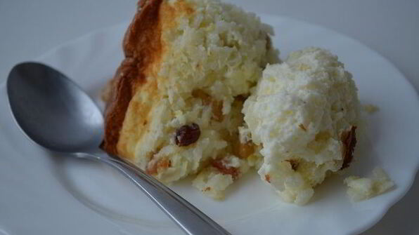 классический английский рисовый пудинг с изюмом