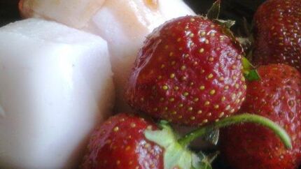 Клубничная панна котта с соусом