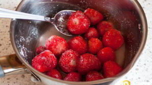 клубничная панна котта с соусом