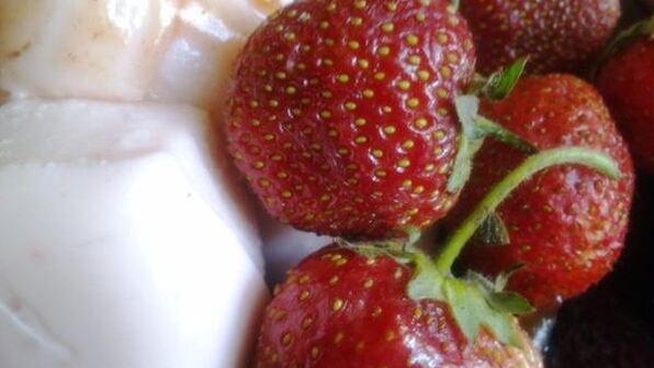 клубничная панна котта с соусом