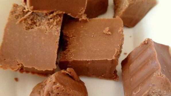 домашние конфеты из макадамии, нуги, марципана и шоколада