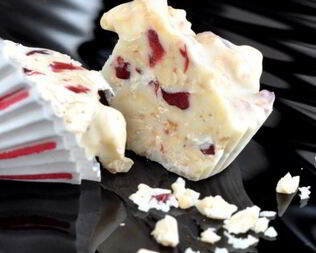 Конфеты из белого шоколада с кешью и вяленой клюквой