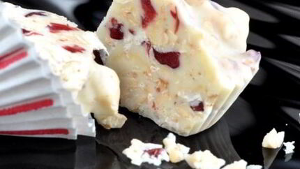 Конфеты из белого шоколада с кешью и вяленой клюквой