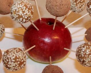 Марципановые конфеты из нута, миндаля и фиников