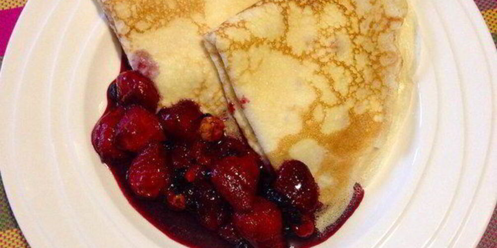 Рецепт блинчиков с кремом из маскарпоне и фламбированные ягоды