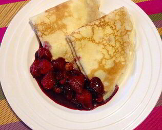 Блинчики с кремом из маскарпоне и фламбированные ягоды