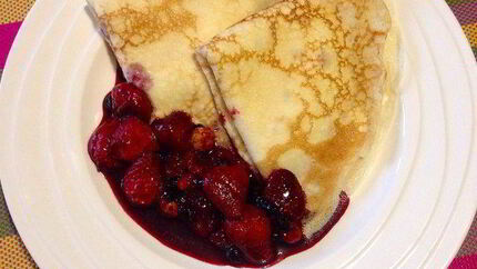 Блинчики с кремом из маскарпоне и фламбированные ягоды