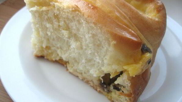 бриошь с кусочками шоколада и кремом патисьер