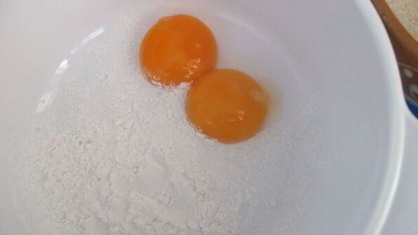 бриошь с кусочками шоколада и кремом патисьер