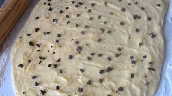 бриошь с кусочками шоколада и кремом патисьер