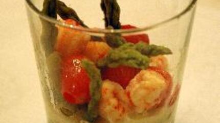 Королевские креветки со спаржей в креманках