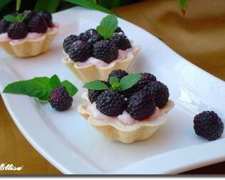 Корзинки с йогуртовым кремом и ежевикой