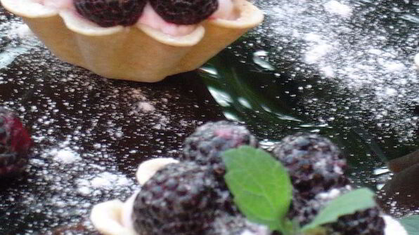 корзинки с йогуртовым кремом и ежевикой