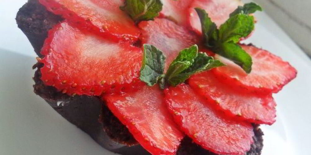 Рецепт корзиночек с шоколадным кремом и клубникой