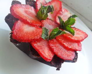 Корзиночки с шоколадным кремом и клубникой