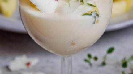 Летний ананасовый десерт с кремом из йогурта и лимонным тимьяном