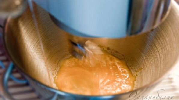 летний ананасовый десерт с кремом из йогурта и лимонным тимьяном