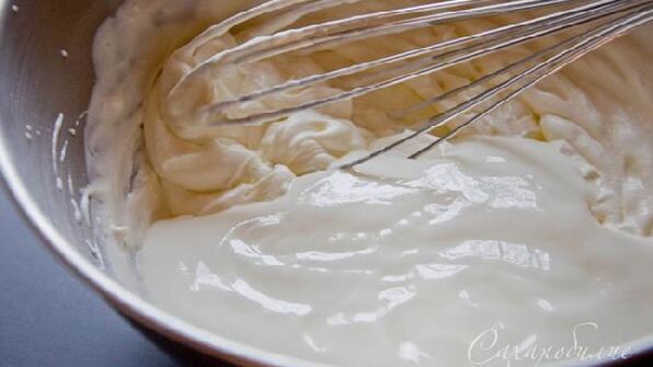 летний ананасовый десерт с кремом из йогурта и лимонным тимьяном