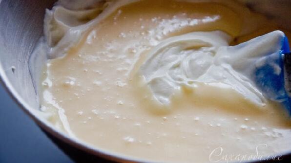 летний ананасовый десерт с кремом из йогурта и лимонным тимьяном