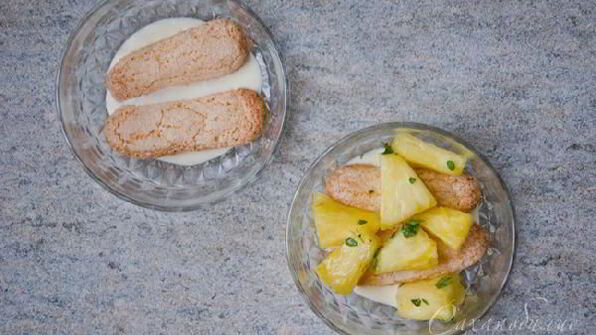 летний ананасовый десерт с кремом из йогурта и лимонным тимьяном