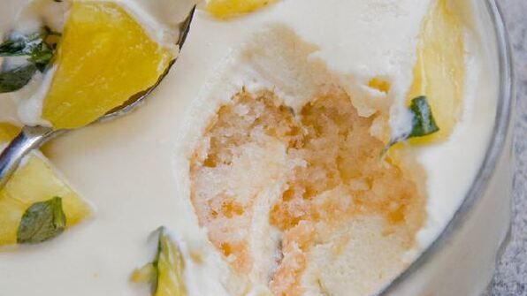 летний ананасовый десерт с кремом из йогурта и лимонным тимьяном