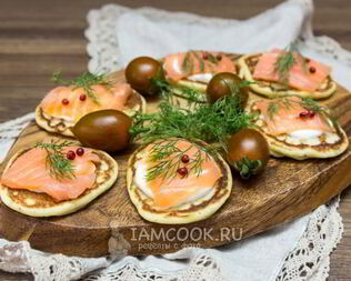 Мини-блинчики с семгой и сметанным кремом