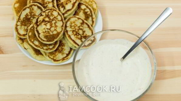 мини-блинчики с семгой и сметанным кремом