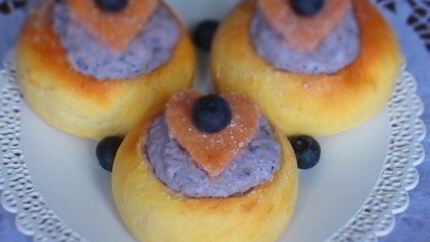 Мини-бриоши с творожно-черничным кремом