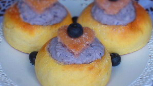 мини-бриоши с творожно-черничным кремом