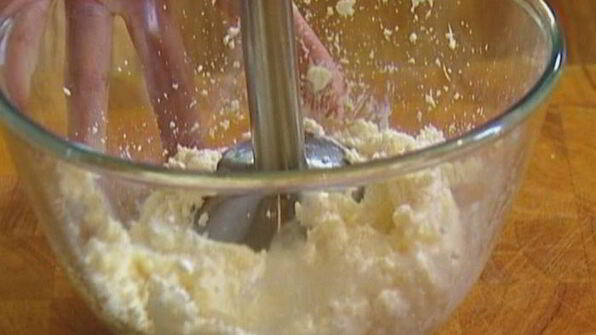 творожно-сливочный крем с малиной и голубикой