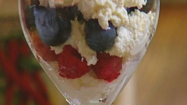 творожно-сливочный крем с малиной и голубикой