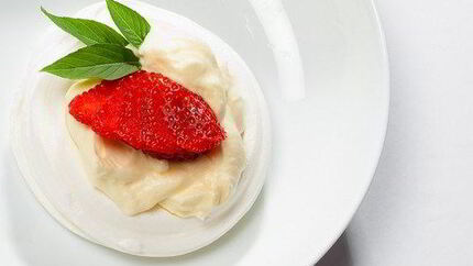 Вашрен с клубникой и сливочным кремом с розовой водой