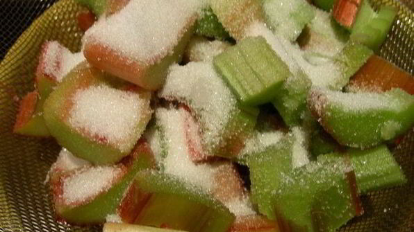 легкий десерт с ревенем, клубникой и йогуртом