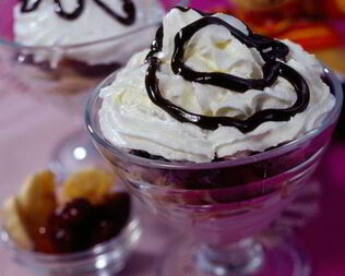 Легкий десерт в вазочке