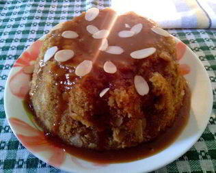 Миндальный пудинг с карамельным соусом