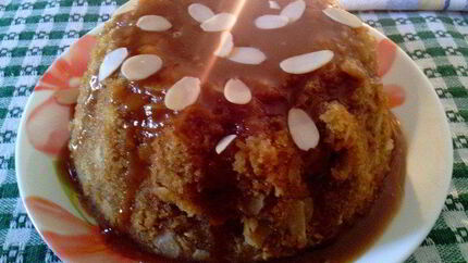 Миндальный пудинг с карамельным соусом