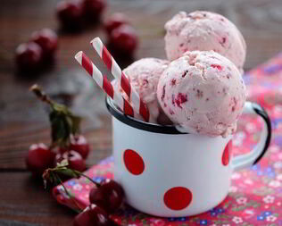 Домашнее мороженое Вишня в йогурте