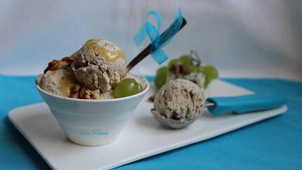 Грушевое мороженое с голубым сыром и грецкими орехами