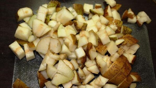 грушевое мороженое с голубым сыром и грецкими орехами