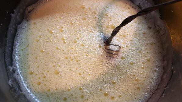 грушевое мороженое с голубым сыром и грецкими орехами