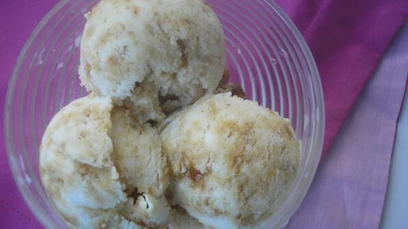 мороженое на вьетнамском йогурте с грильяжем