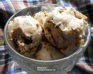 Мороженое с кленовым сиропом, грецкими орехами и шоколадом