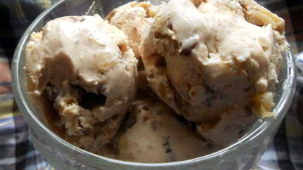 Мороженое с кленовым сиропом, грецкими орехами и шоколадом