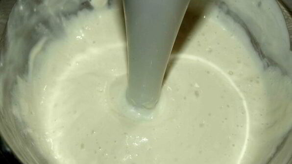 мороженое с кленовым сиропом и грецкими орехами