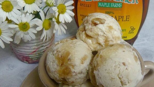 мороженое с кленовым сиропом и грецкими орехами